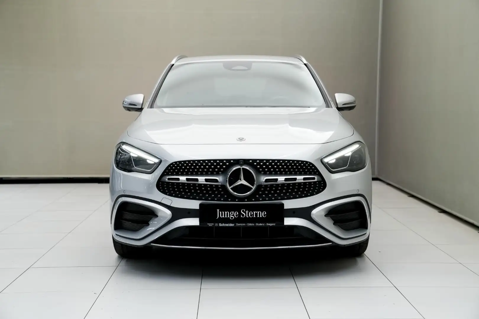 Mercedes-Benz GLA 200 d 4MATIC W-Paket Sport SpurW ParkAss. Silber - 2