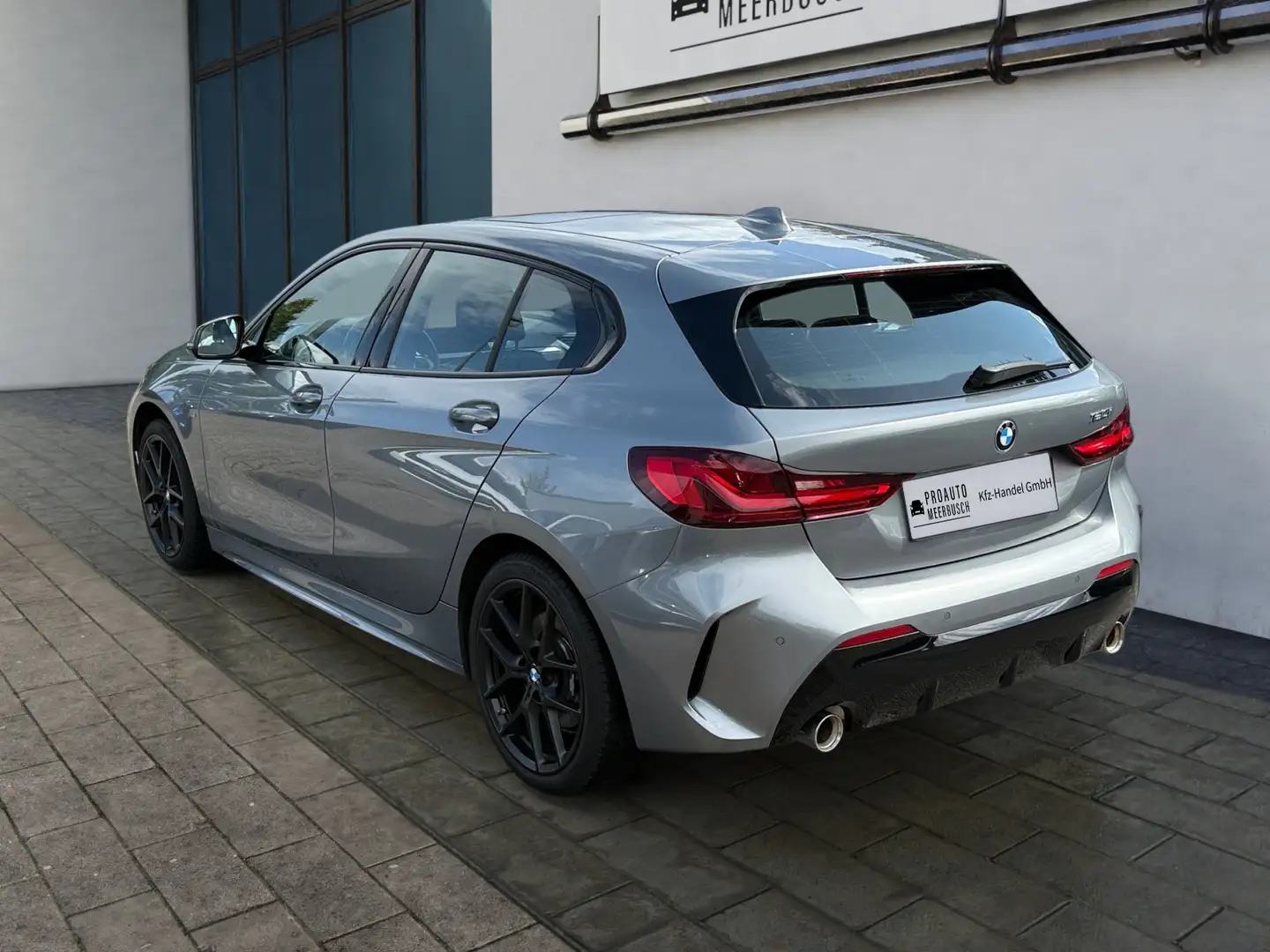BMW 120 i M Sport HIFI/PANO/ADAPTLED/KMFRTZGNG/PREMIUM Grau - 2