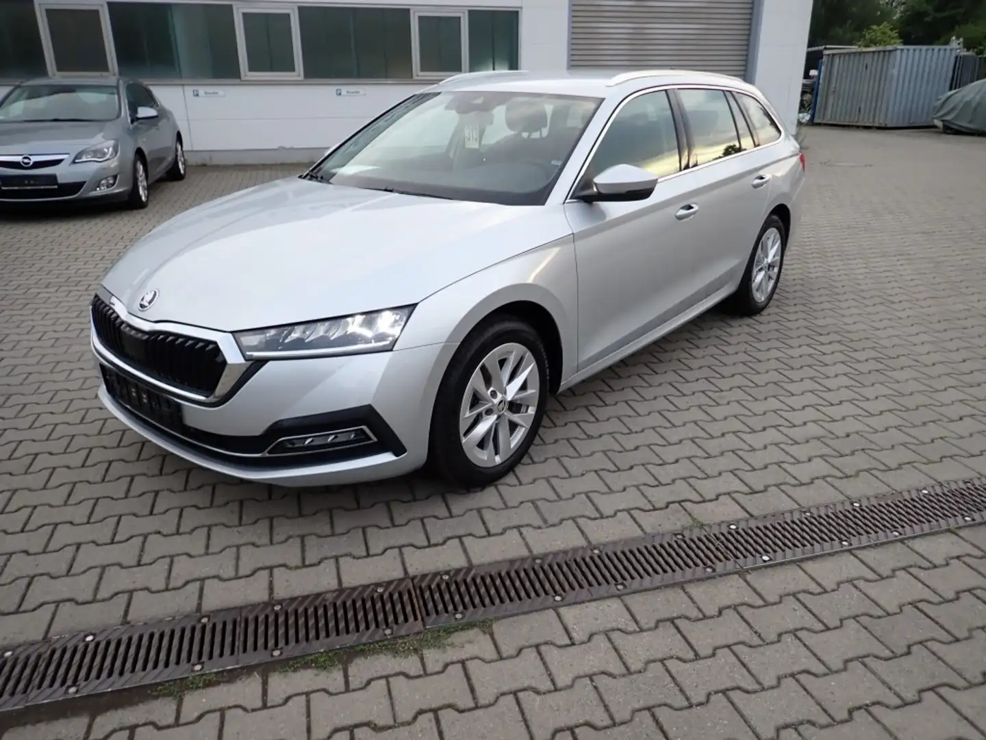 Skoda Octavia Combi 1.5 eTSI DSG Style*Navi*ACC*LED* Silber - 2