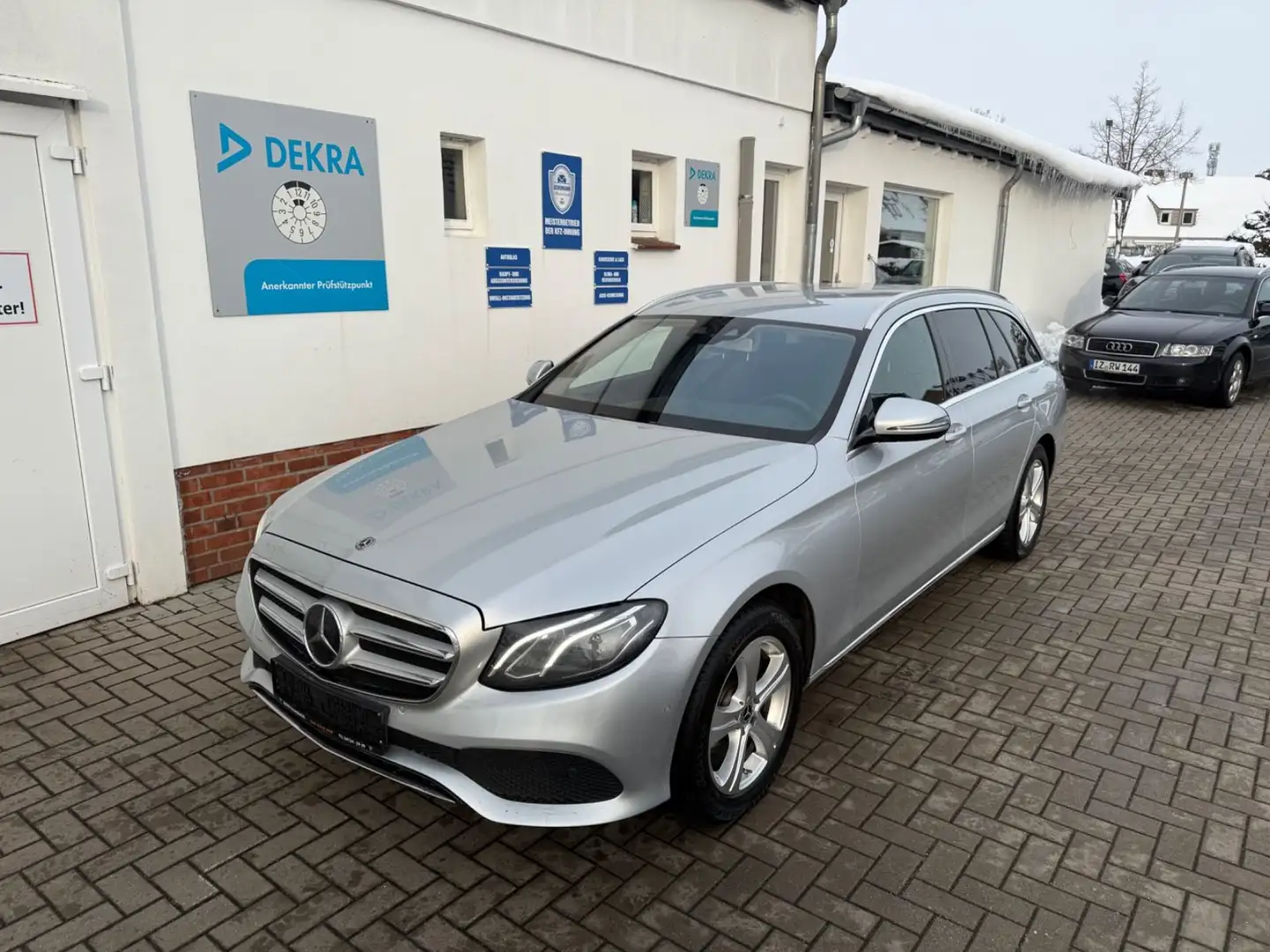Mercedes-Benz E 220 T CDI AVANTGARDE*LED*NAVI*AHK* Silber - 1