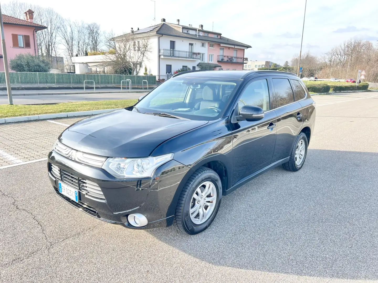 Mitsubishi Outlander 2.0 MIVEC 2WD Automatik*Start&Stop*Clima Bizona Negro - 1