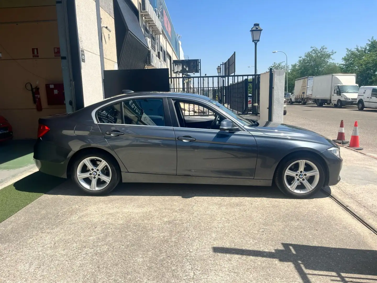 BMW 320 320dA Modern Gris - 2