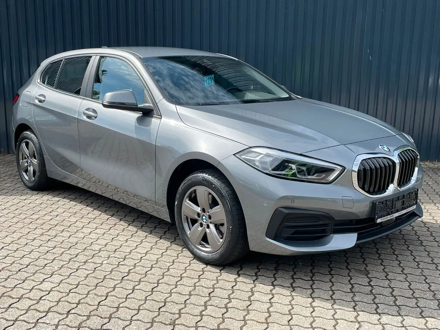 BMW 116 i 5-Türer/ LED/Lenkradheiz/Navi/CarPlay/Sitzh Šedá - 2