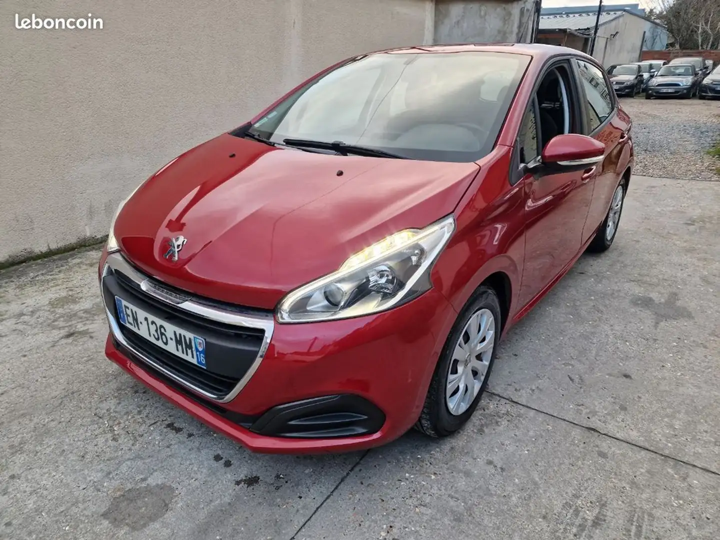 Peugeot 208 essence 68ch 113000km facture a l'appui Rouge - 1