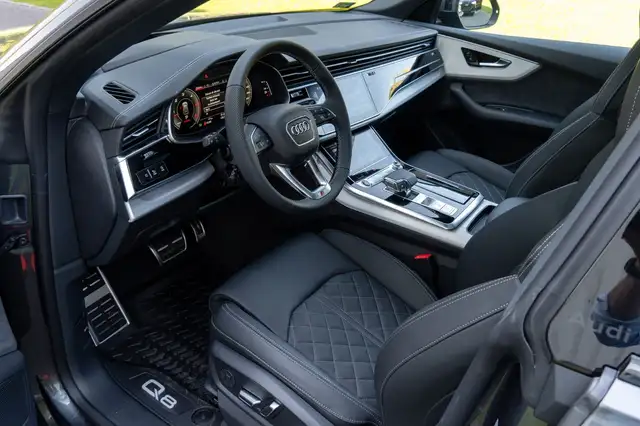 Audi Q8 view 10