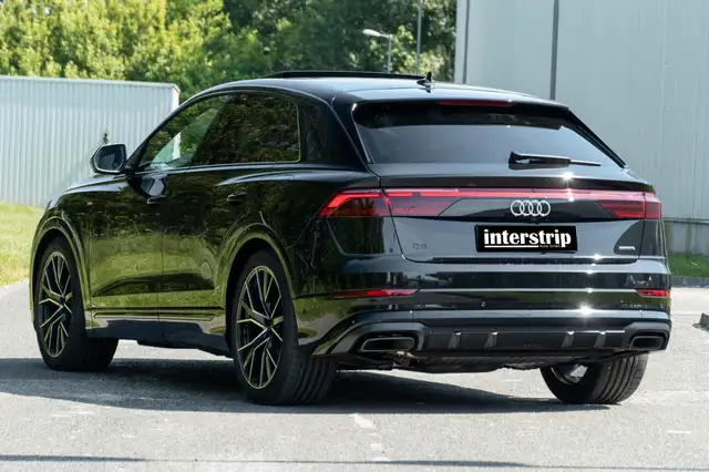 Audi Q8 view 4