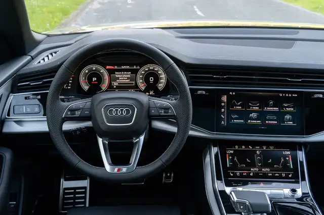 Audi Q8 view 8