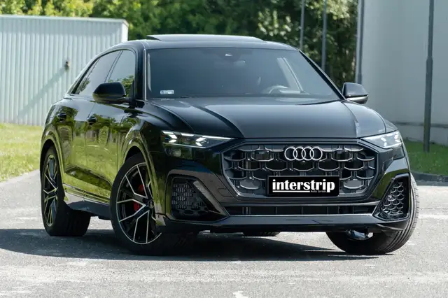 Audi Q8 view 3