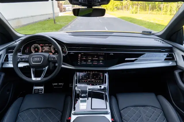 Audi Q8 view 7