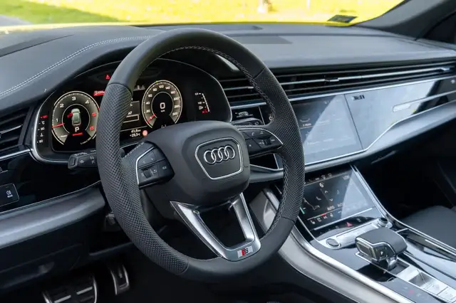 Audi Q8 view 11