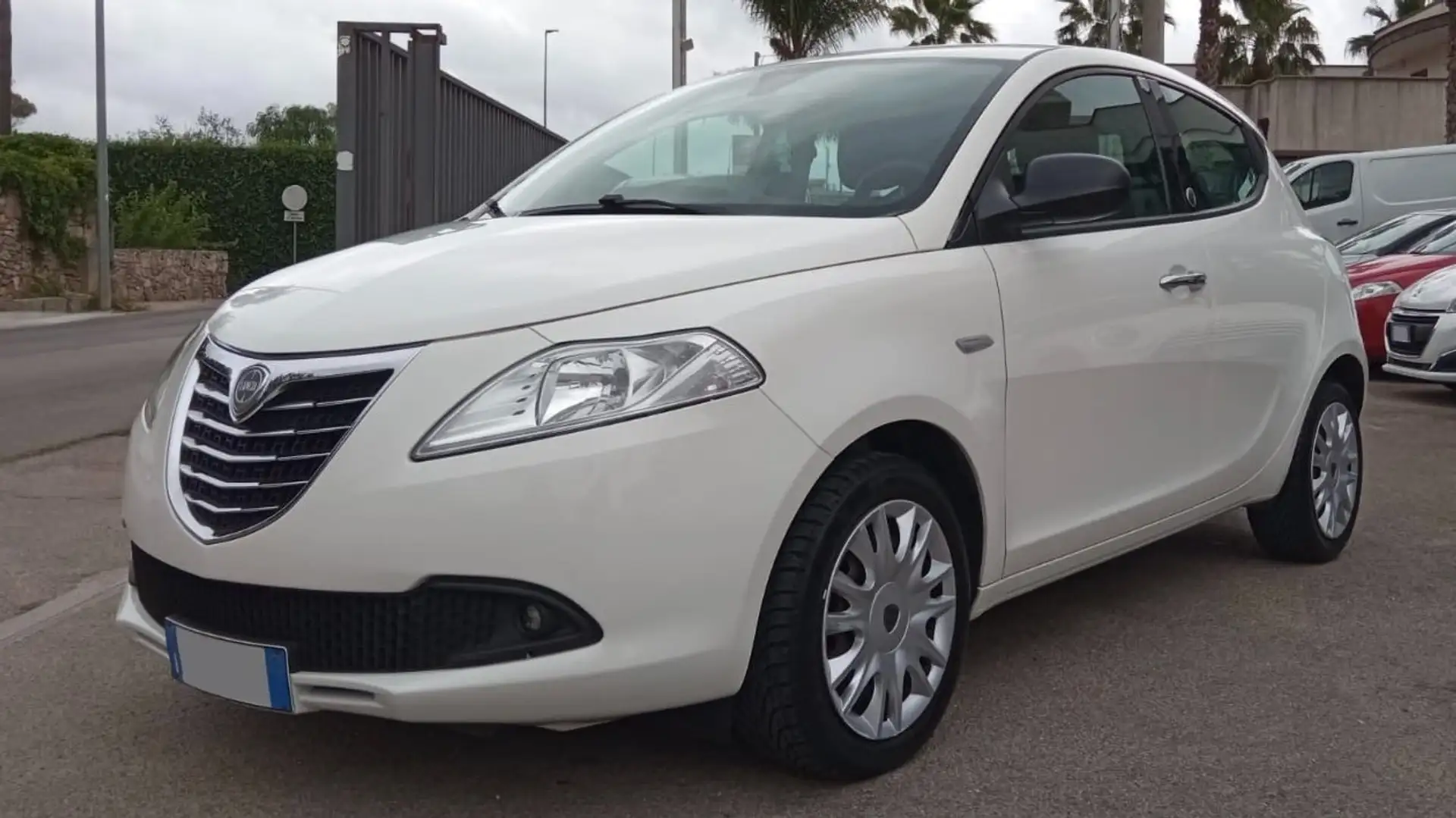 Lancia Ypsilon 1.2 Ecochic Gpl Rinnovato fino al 2033 Bianco - 2