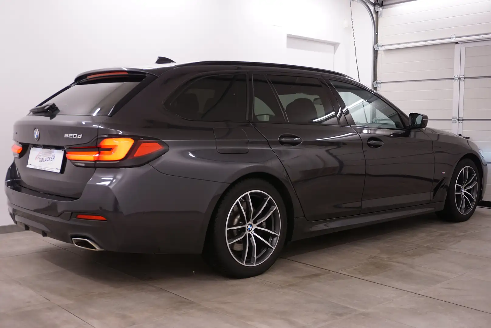 BMW 520 d xDrive M Sport // Klimasitze // Laserscheinw. // Grau - 2