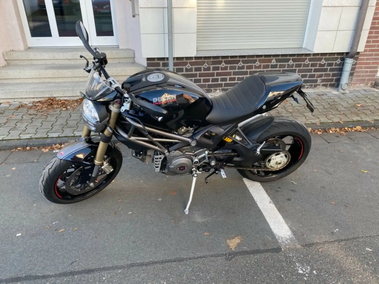 Ducati Monster 1100 crna - 2