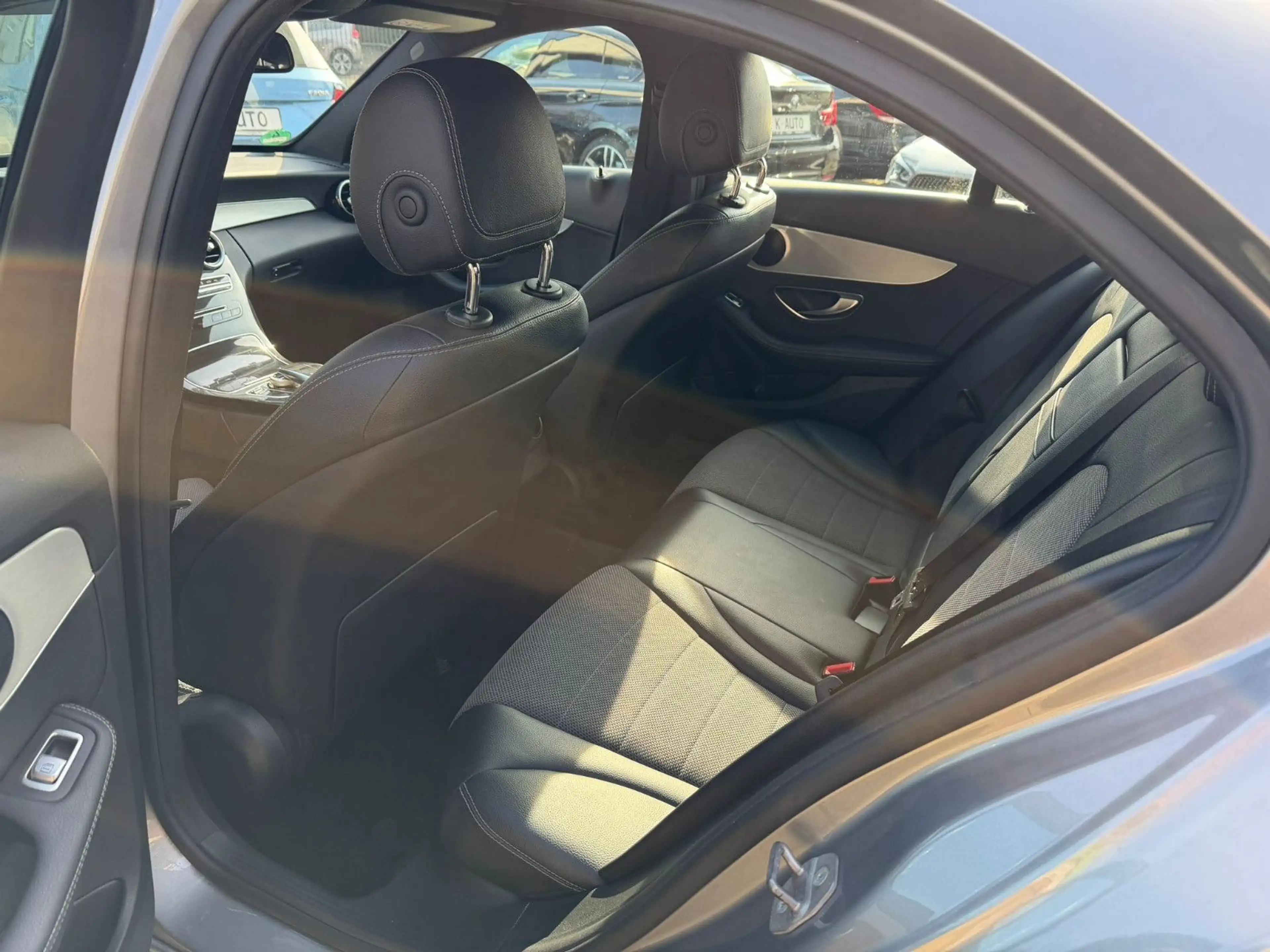 Mercedes-Benz C 350 e Limousine Kamera/Airmatic/LED — photo 13