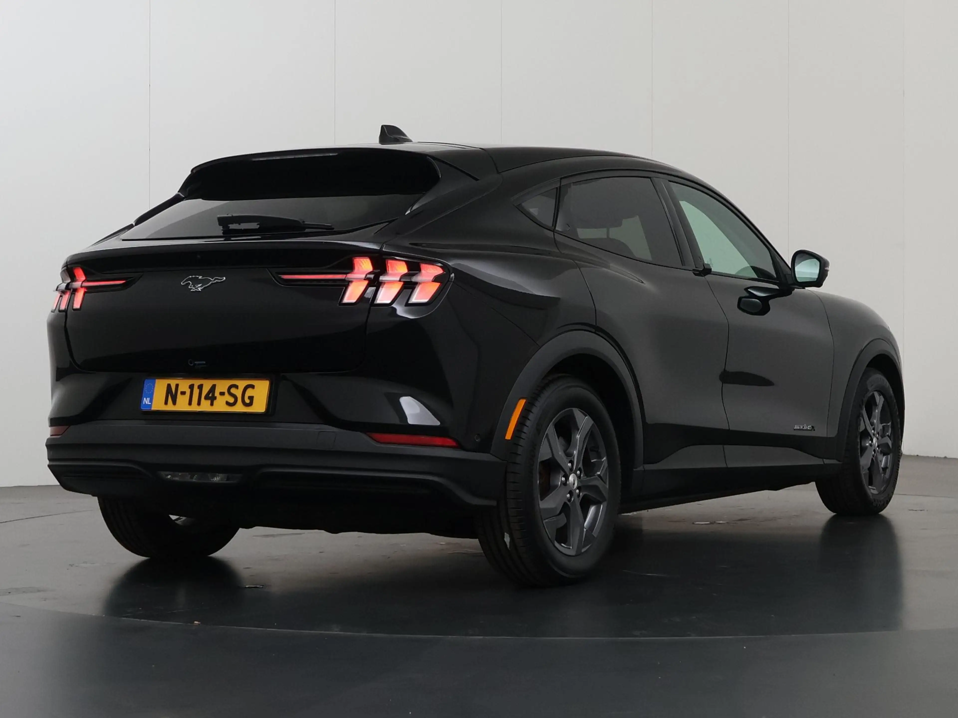 Ford Mustang Mach-E Extended RWD 98 kWh | Technologie-Pakket + | Panor — photo 2
