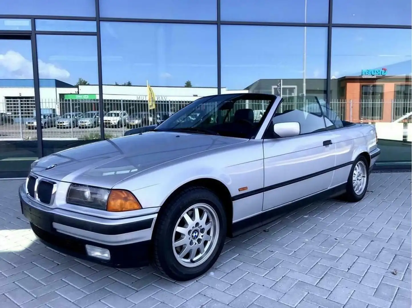 BMW 320 320i Exec.Comfort Grijs - 2