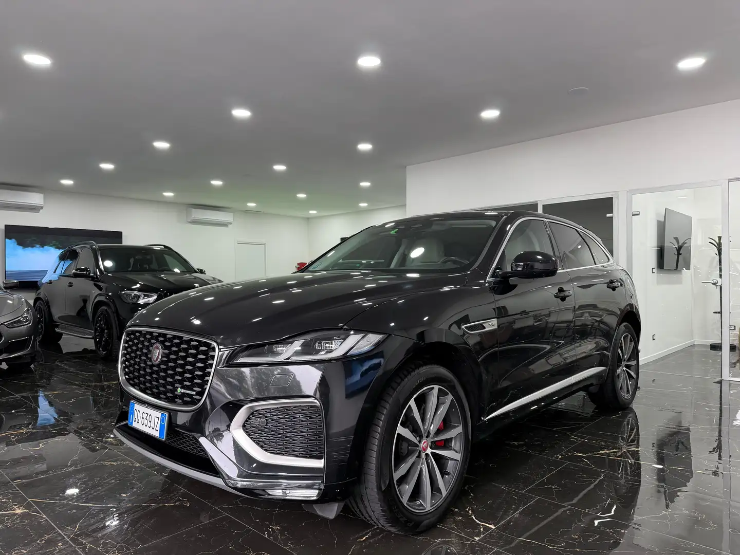 Jaguar F-Pace F-Pace 2.0 i4 phev R-Dynamic HSE awd 404cv auto Noir - 1