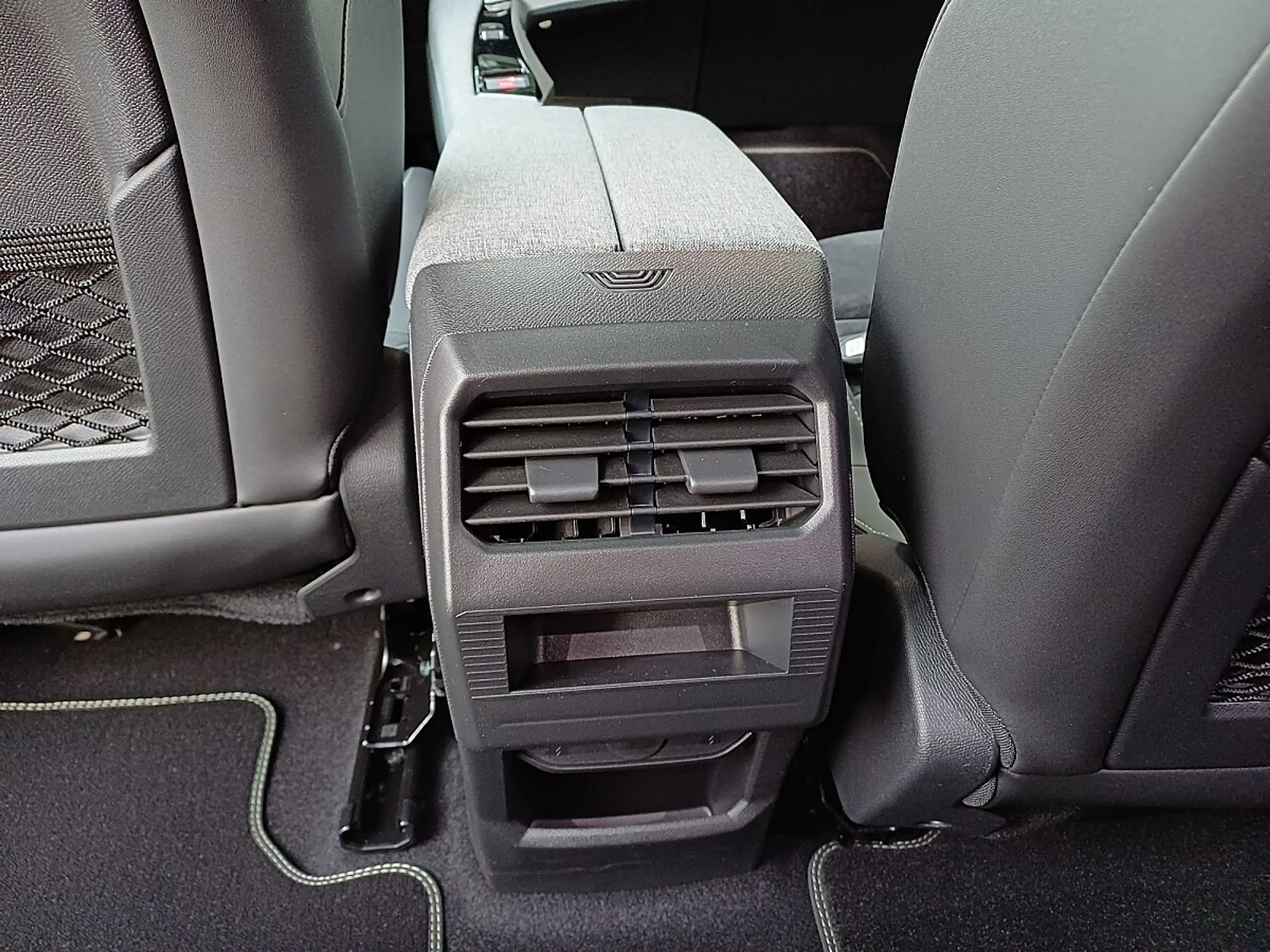 Peugeot 3008 Elektromotor 210 GT — photo 9