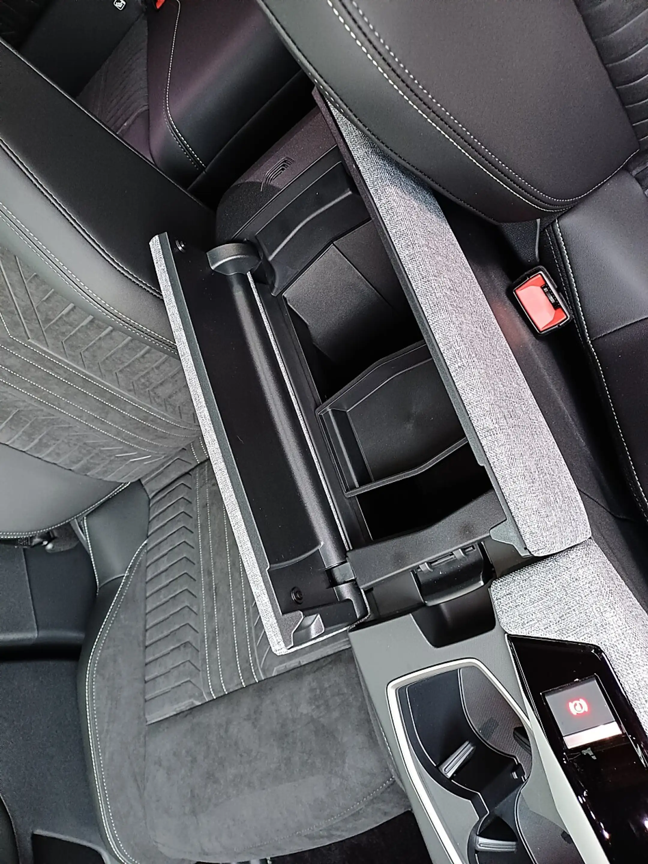 Peugeot 3008 Elektromotor 210 GT — photo 17