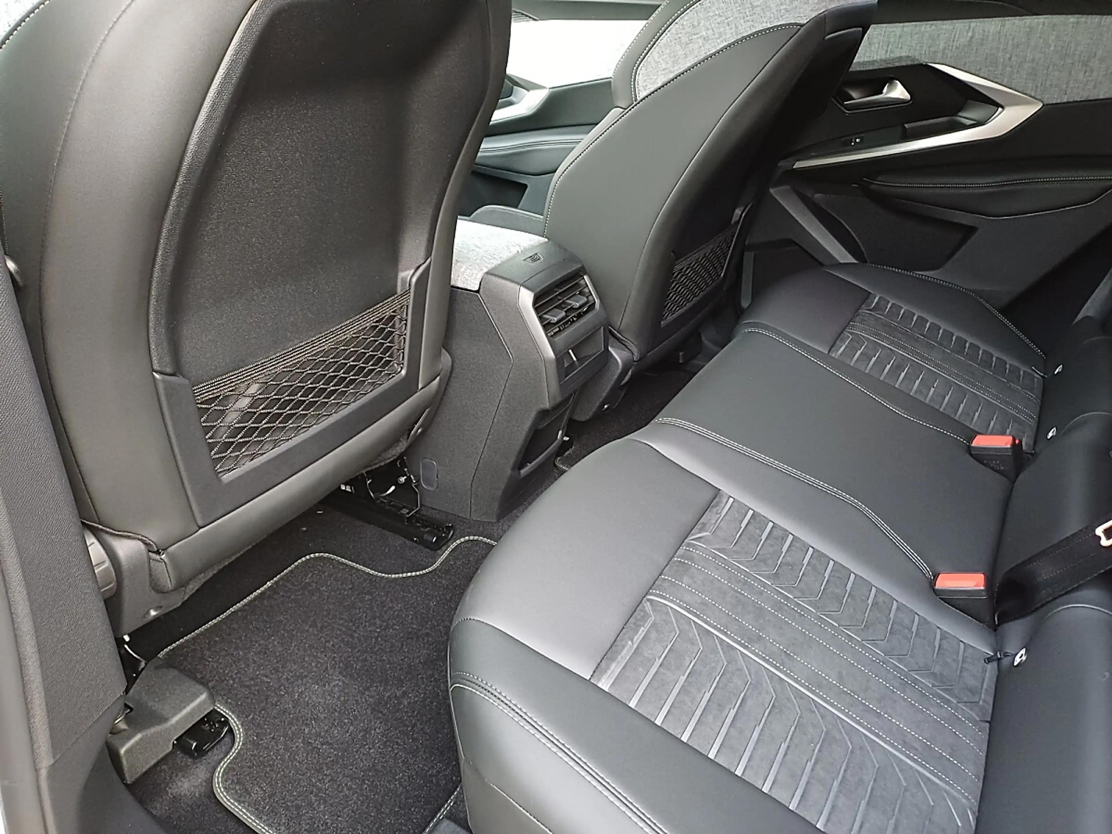 Peugeot 3008 Elektromotor 210 GT — photo 10