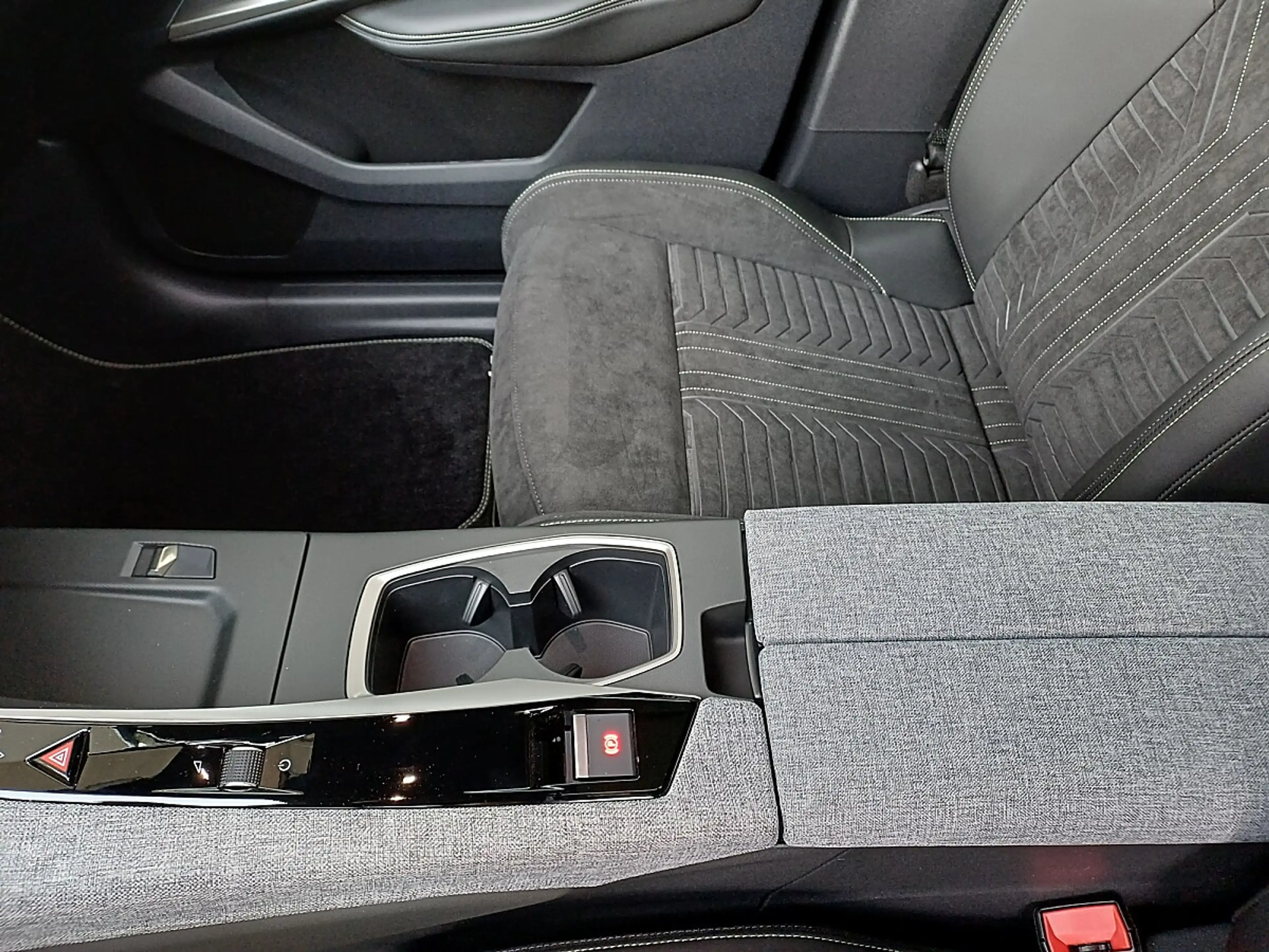 Peugeot 3008 Elektromotor 210 GT — photo 16