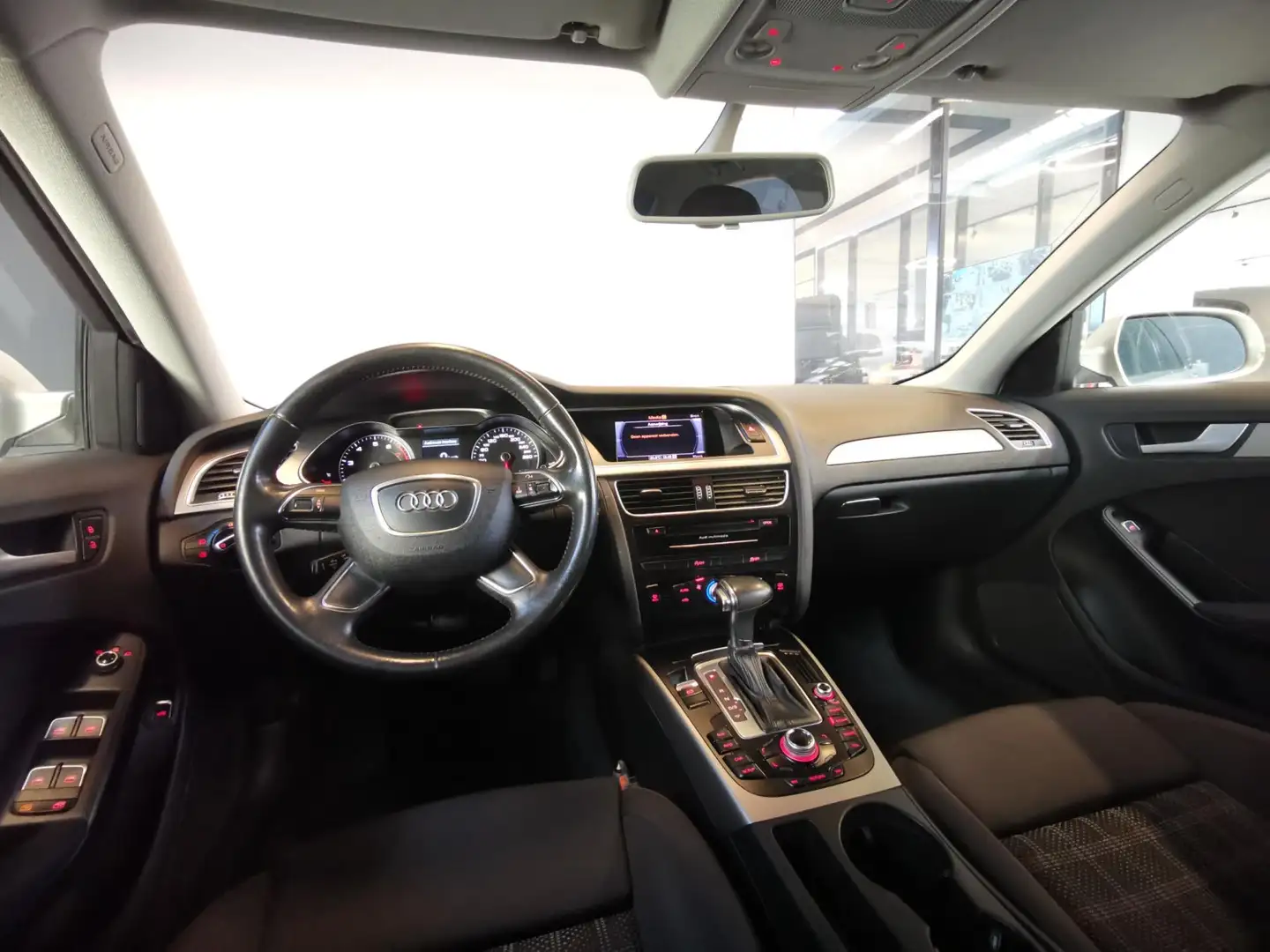 Audi A4 Limousine 1.8 TFSI Business Edition | AUT | NAVI | Grijs - 2