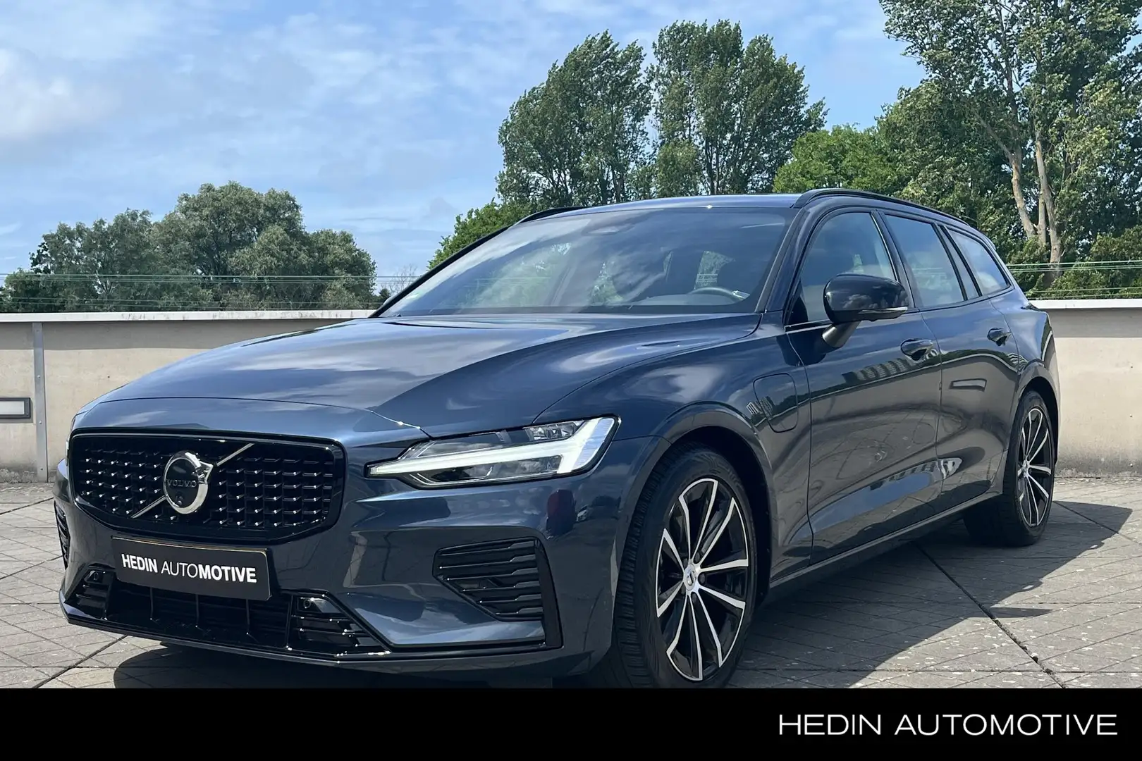Volvo V60 2.0 T6 Plug-in hybrid AWD Plus Dark Panorama dak | Blauw - 1