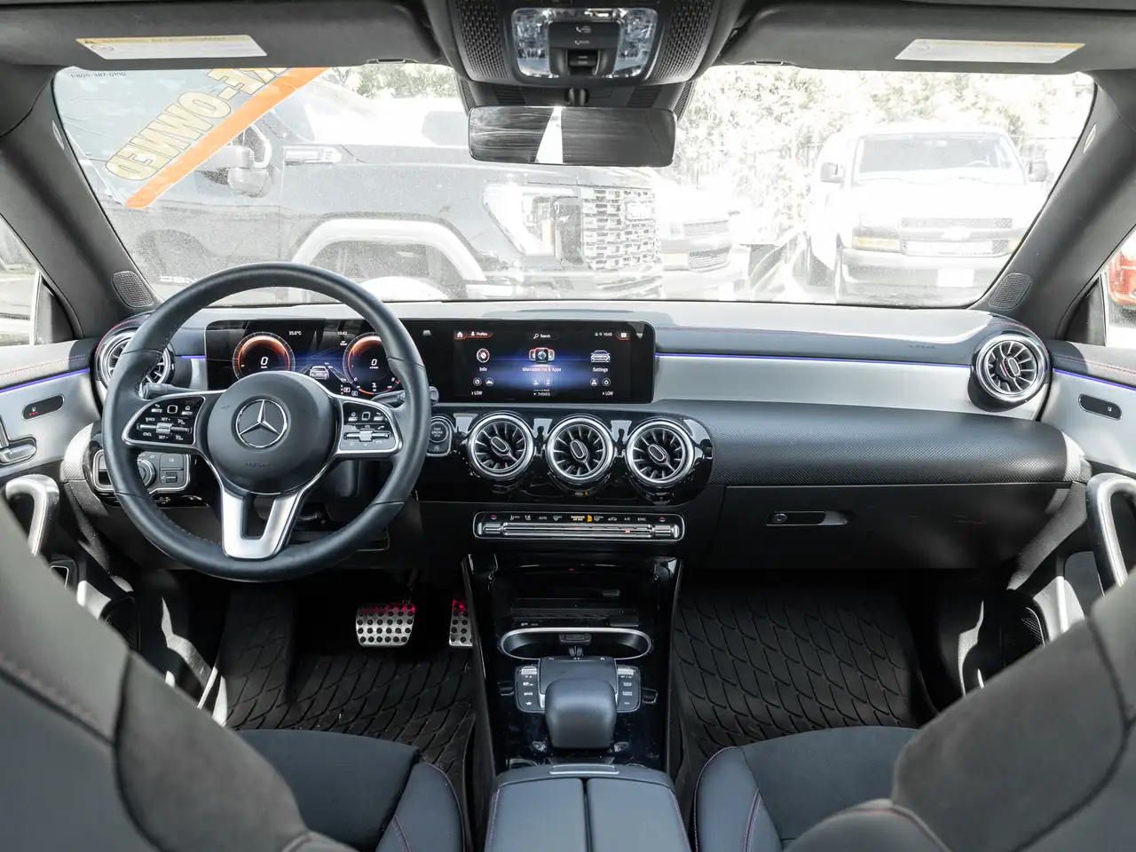 Mercedes-Benz CLA снимка Mercedes-Benz CLA