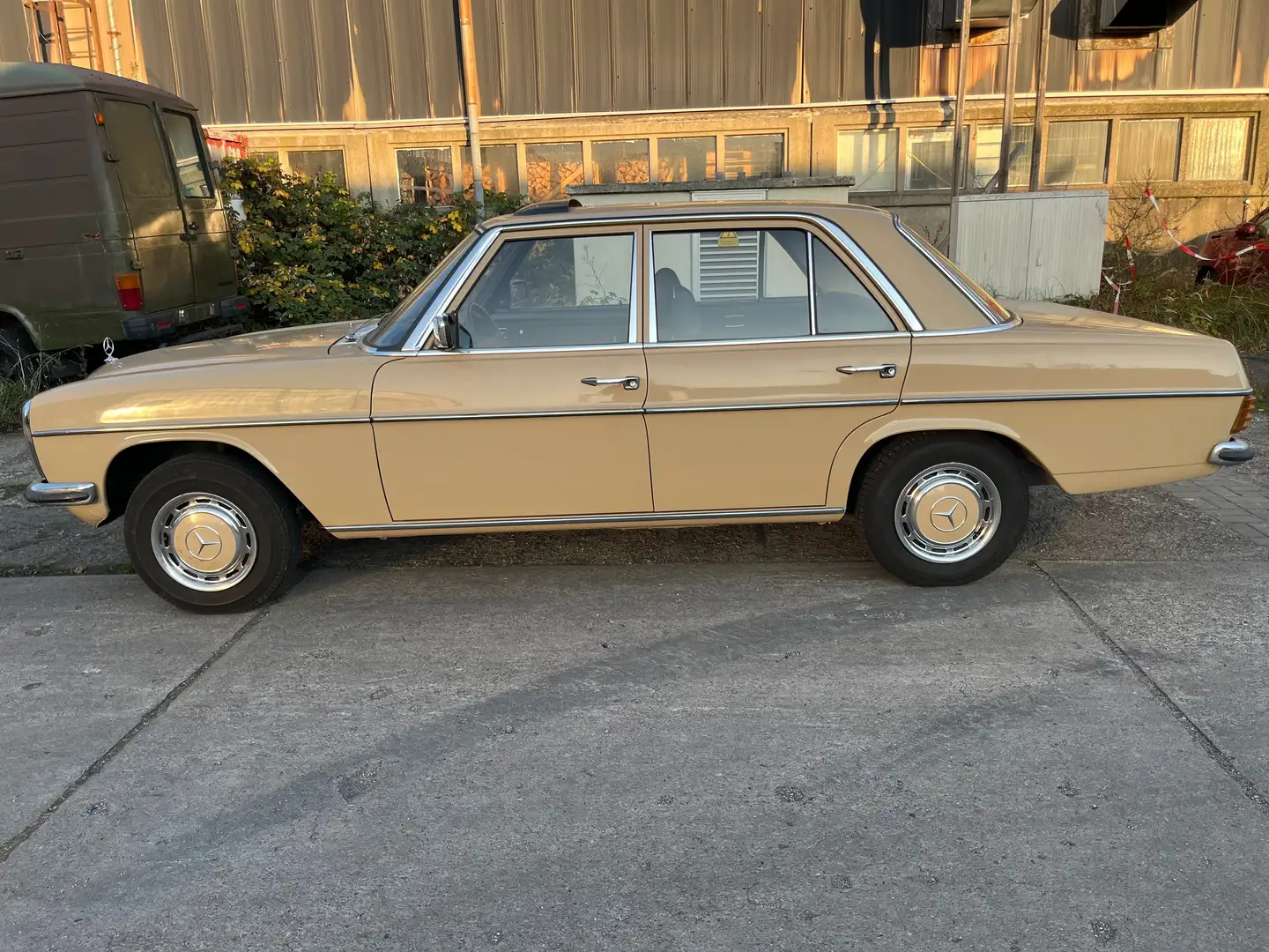 Mercedes-Benz W 114/115 Strich-Acht 200 DIESEL Beige - 2