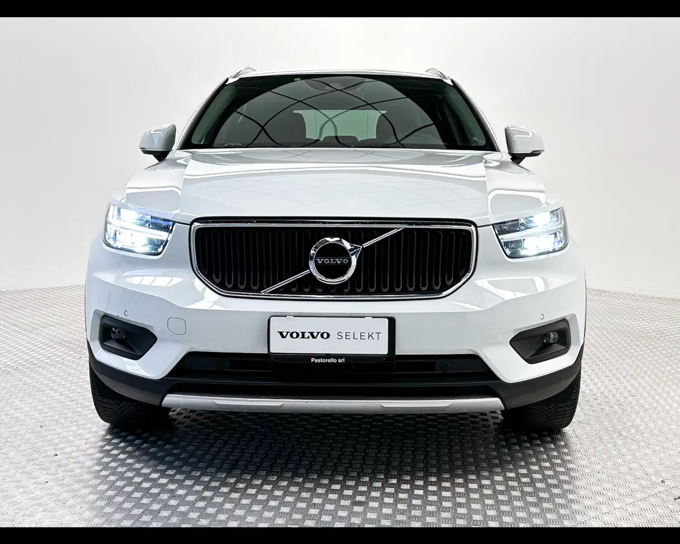 Volvo XC40 T4 AWD Geartronic Momentum Wit - 2