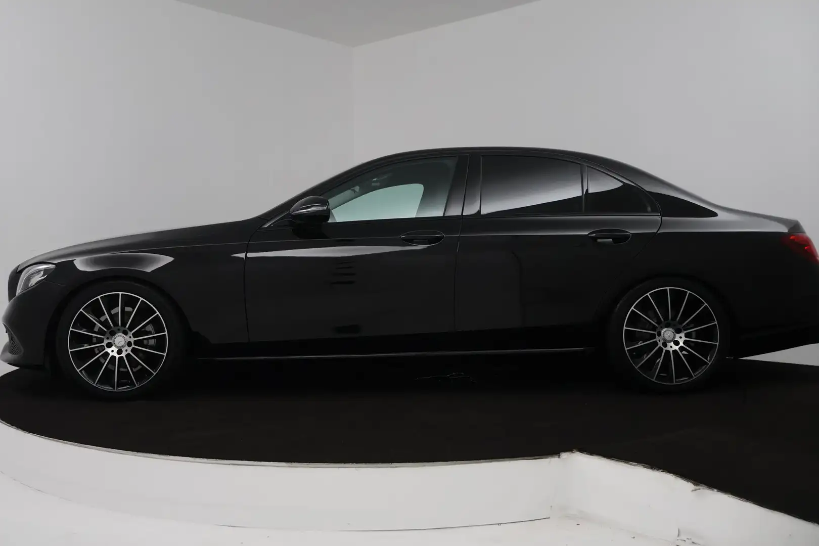 Mercedes-Benz E 200 Business (SFEERVERLICHTING STOELVERWARMING, NAVIGA Zwart - 2