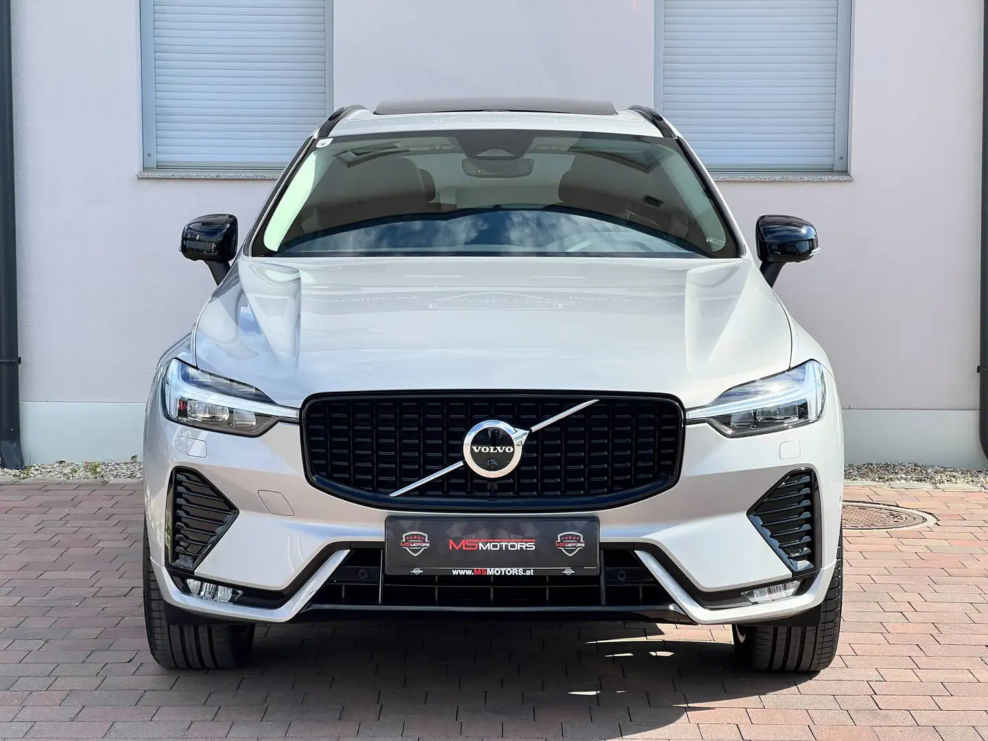 Volvo XC60 B4 Plus Dark AWD Geartronic*R DESIGN* 360*PANO*ACC*MEMORY*KREDIT*GARANTIE Silber - 2