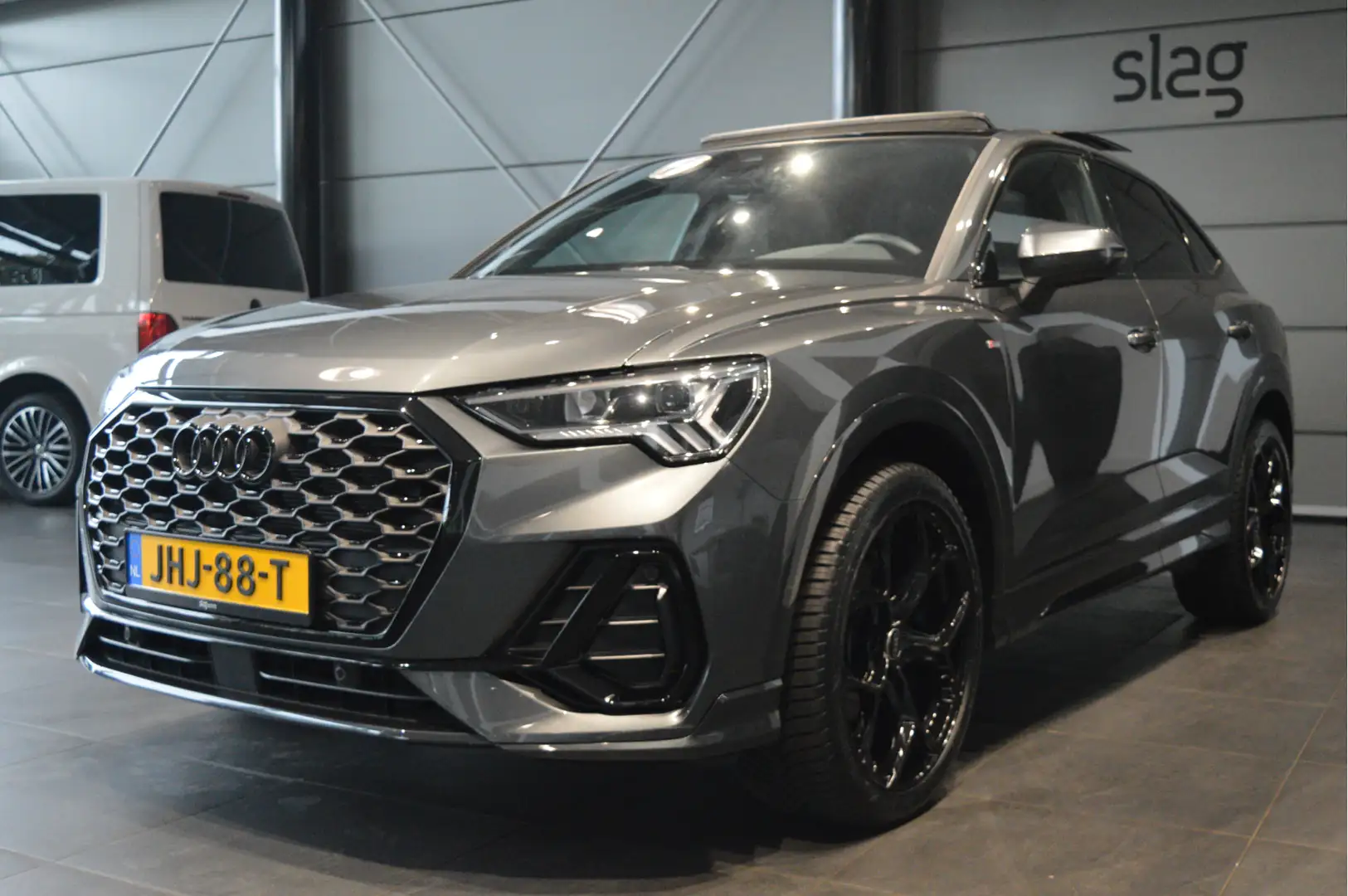 Audi Q3 Sportback 35 TFSI 2X S-LINE Black Style pano trekh Grijs - 2