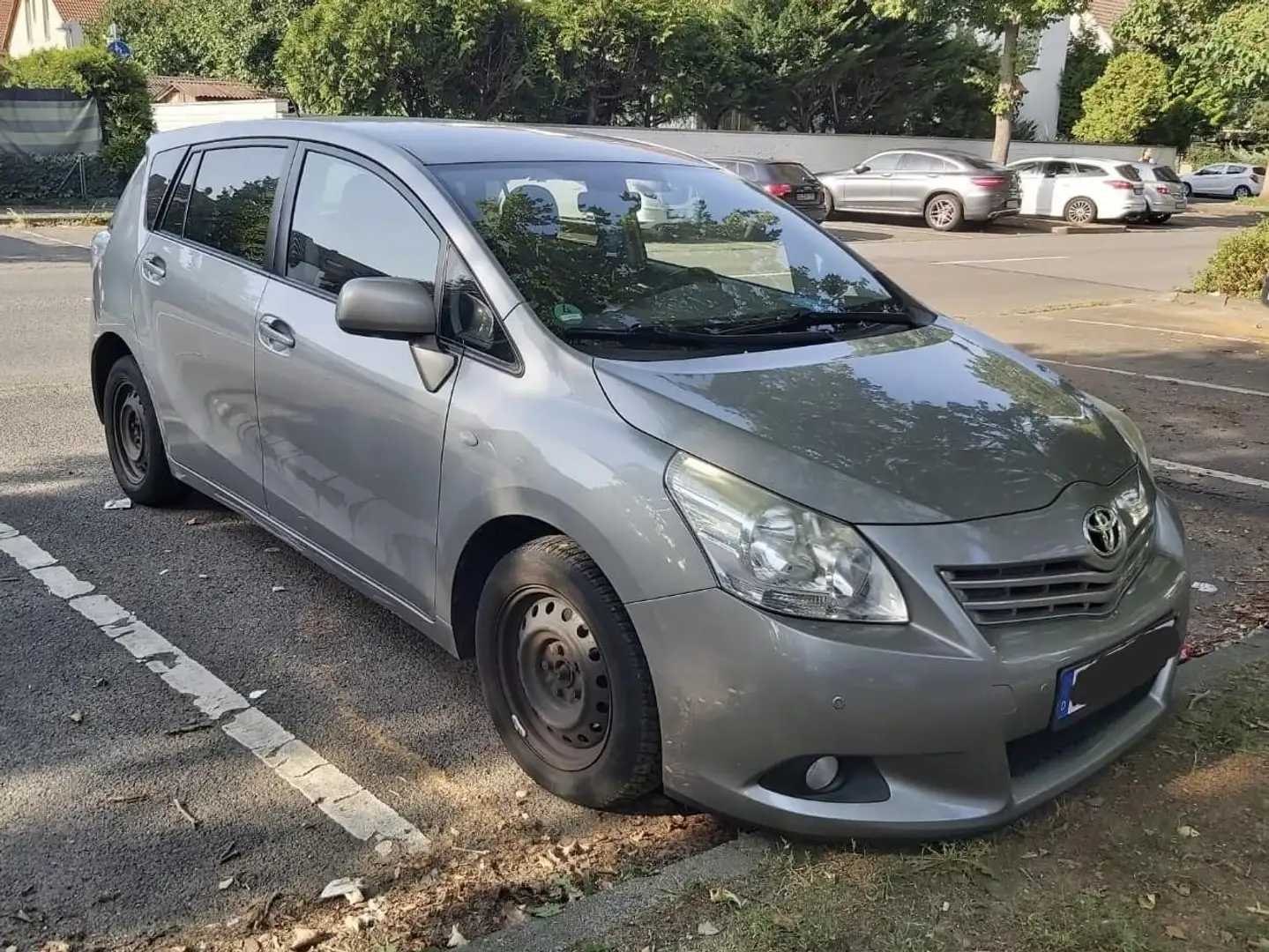 Toyota Verso Verso 2.0 D-4D Šedá - 1