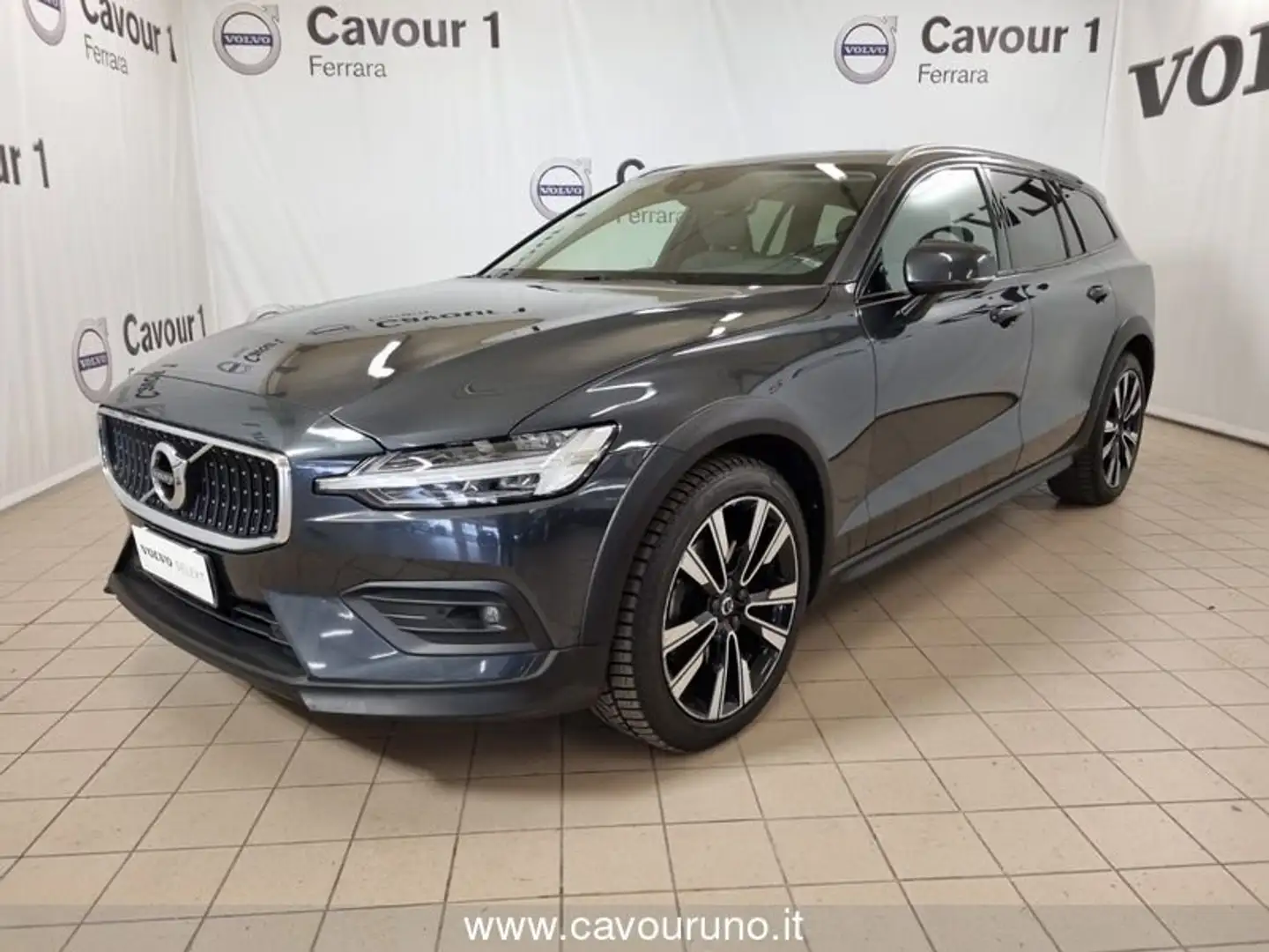 Volvo V60 Cross Country D4 AWD Geartronic Business Plus Noir - 1