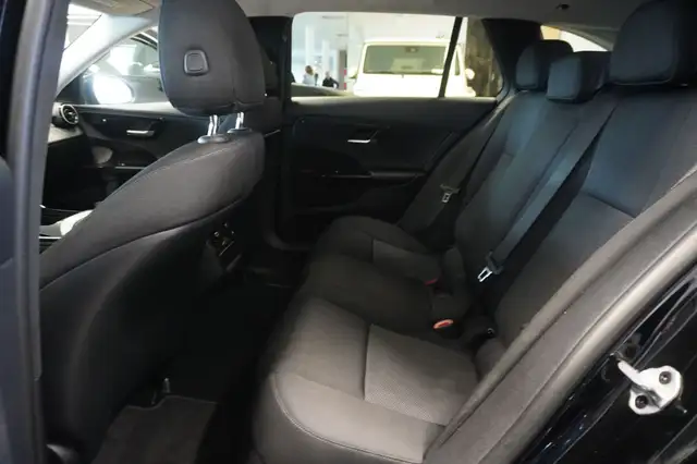Mercedes-Benz C-Class view 9