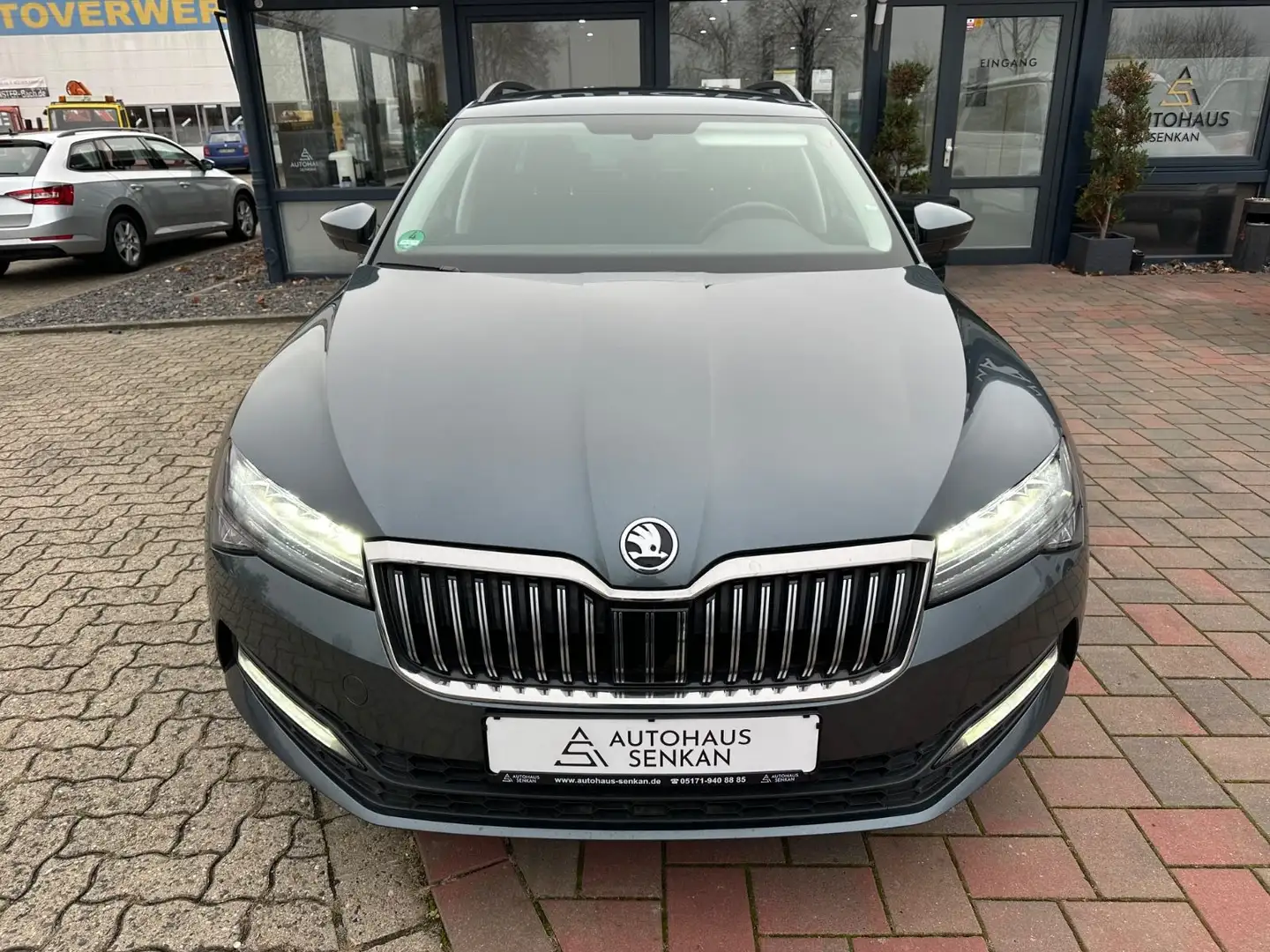 Skoda Superb 2.0 TDI DSG Combi Ambition*NAVI*LED*AHK* Grau - 2