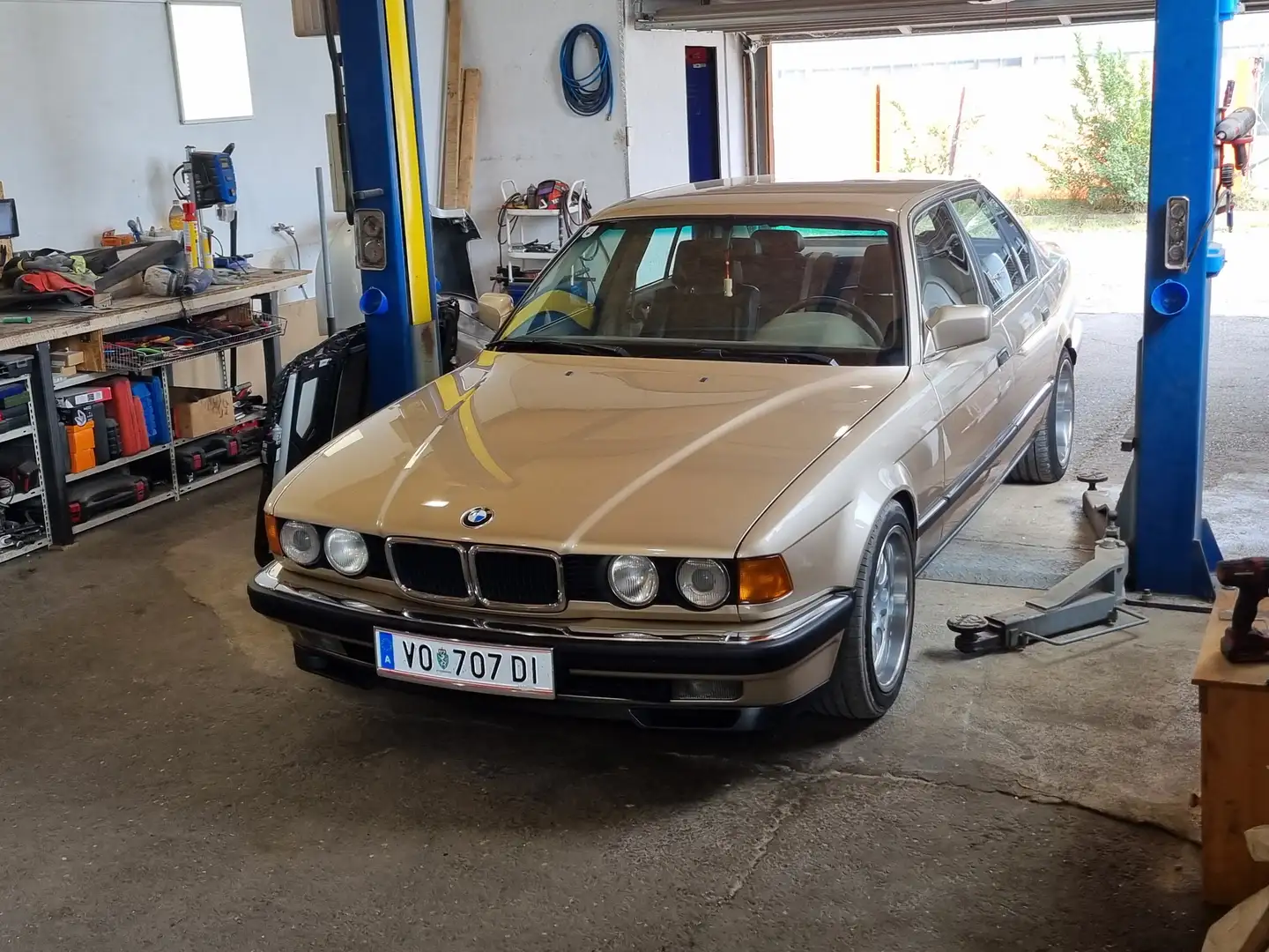 BMW 740 740i Aut. E32 V8 Золотий - 2