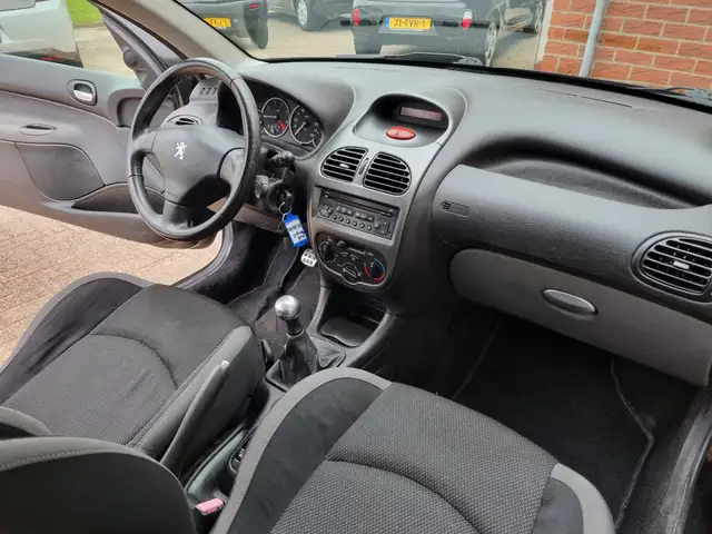 Peugeot 206 view 6