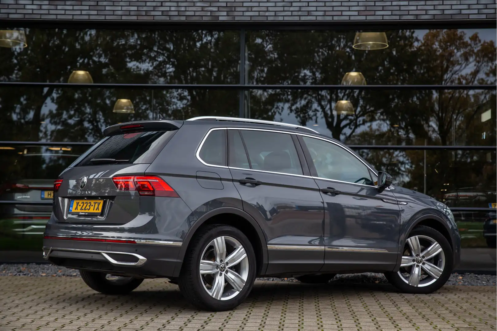 Volkswagen Tiguan 1.5 TSI Elegance , Elektrische trekhaak, Head-up d Grijs - 2