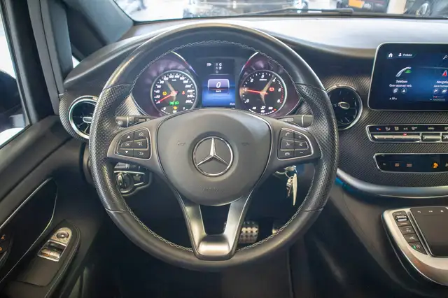 Mercedes-Benz 250 view 9