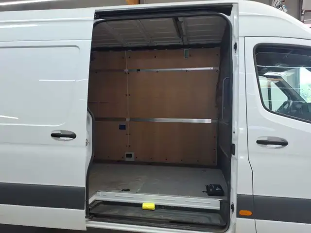 Mercedes-Benz Sprinter view 8