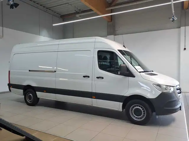 Mercedes-Benz Sprinter view 3