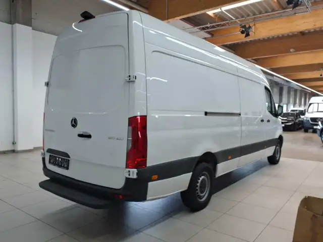Mercedes-Benz Sprinter view 4