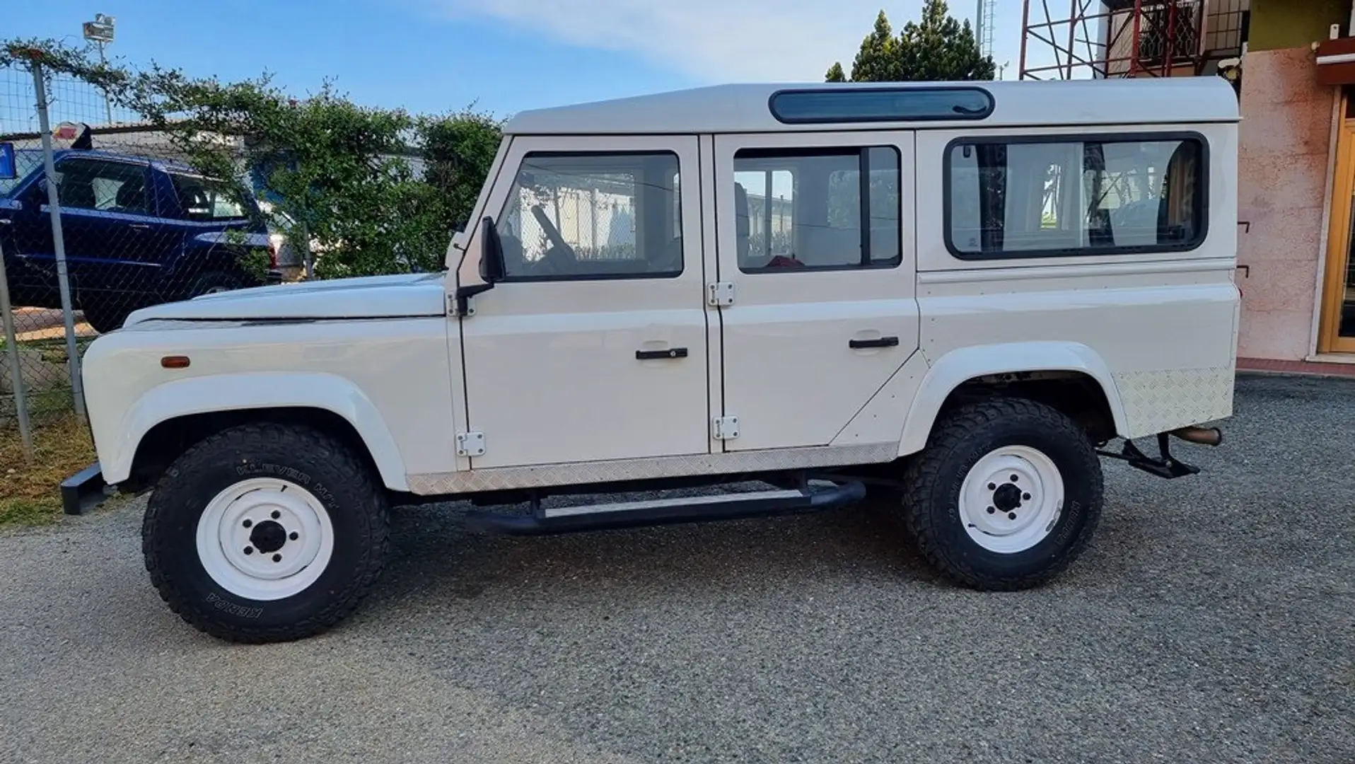 Land Rover Defender DEFENDER 110 TD5 SW "E" CLIMATIZZATO 9 POSTI Weiß - 2