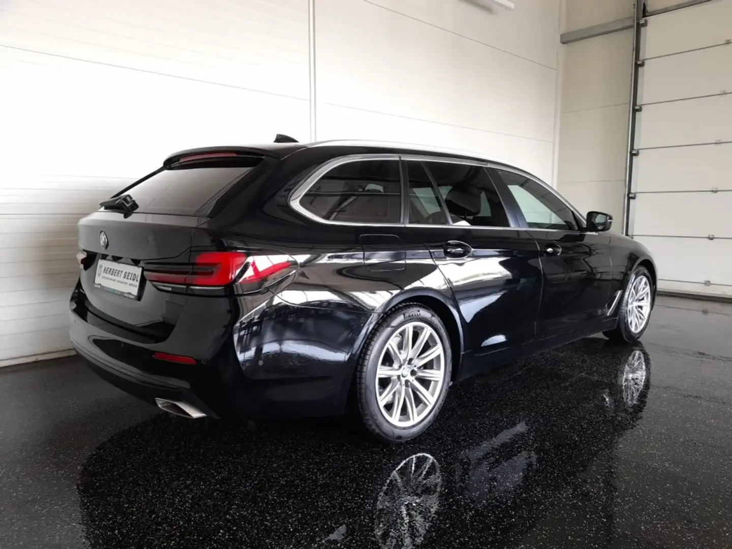 BMW 520 d TOURING 4x4 Aut. *VOLL LED / 18 ZOLL / NAVI / KAMERA / VOLLLEDER / E-KLAPPE / HIFI-SOUND-SYSTEM* Schwarz - 2