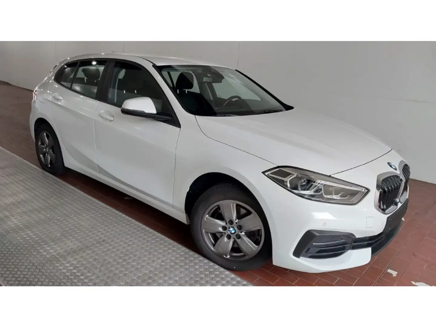 BMW 118 iA +NAVI+LED+LORDO+SHZ+MFL+PDC+DAB+APPLE+BT Weiß - 2