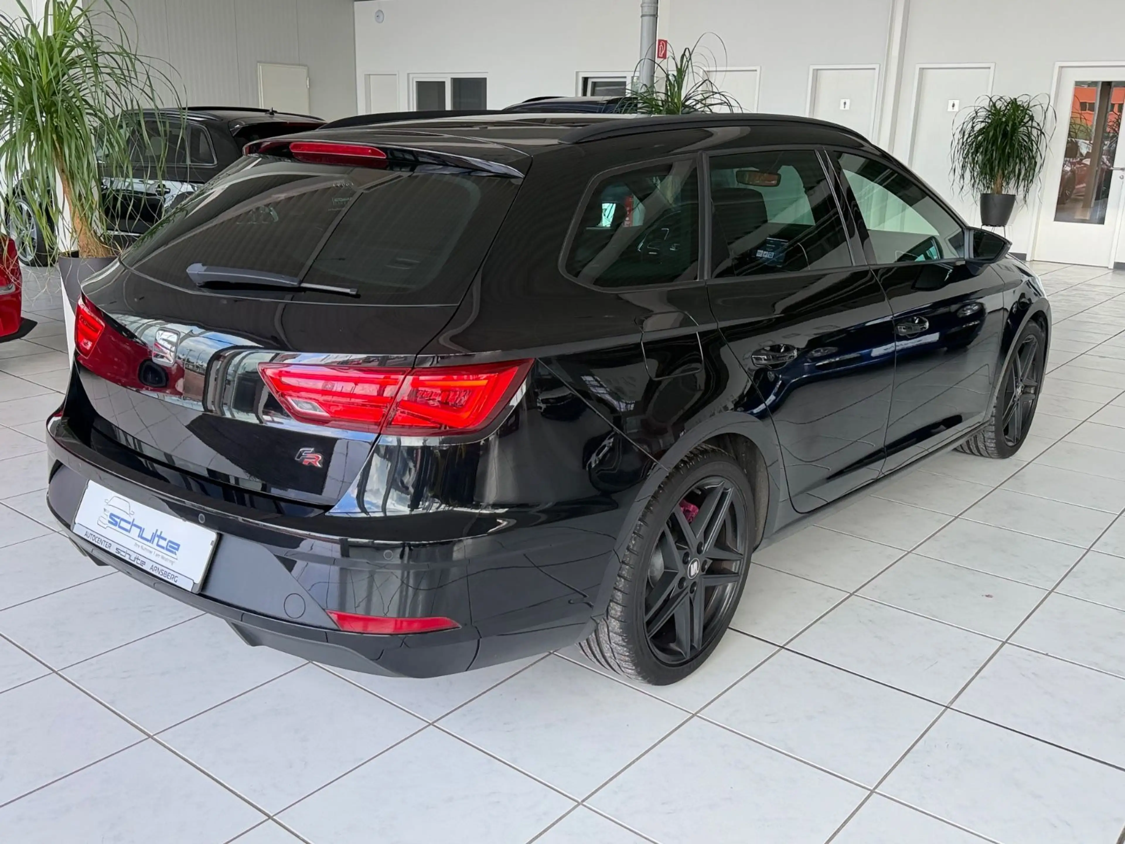 SEAT Leon ST FR Black Edition Pano*Navi*CarP*LED*DCC — photo 3