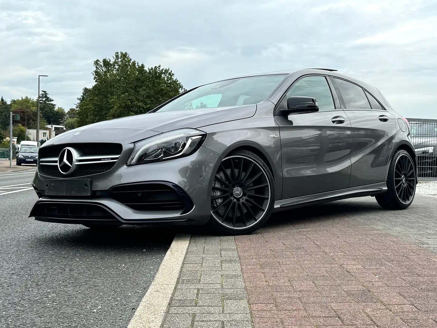 Mercedes-Benz A 45 AMG A 45 AMG 4Matic Pano Perf.-Abgasnlage Unfallfrei Grau - 1