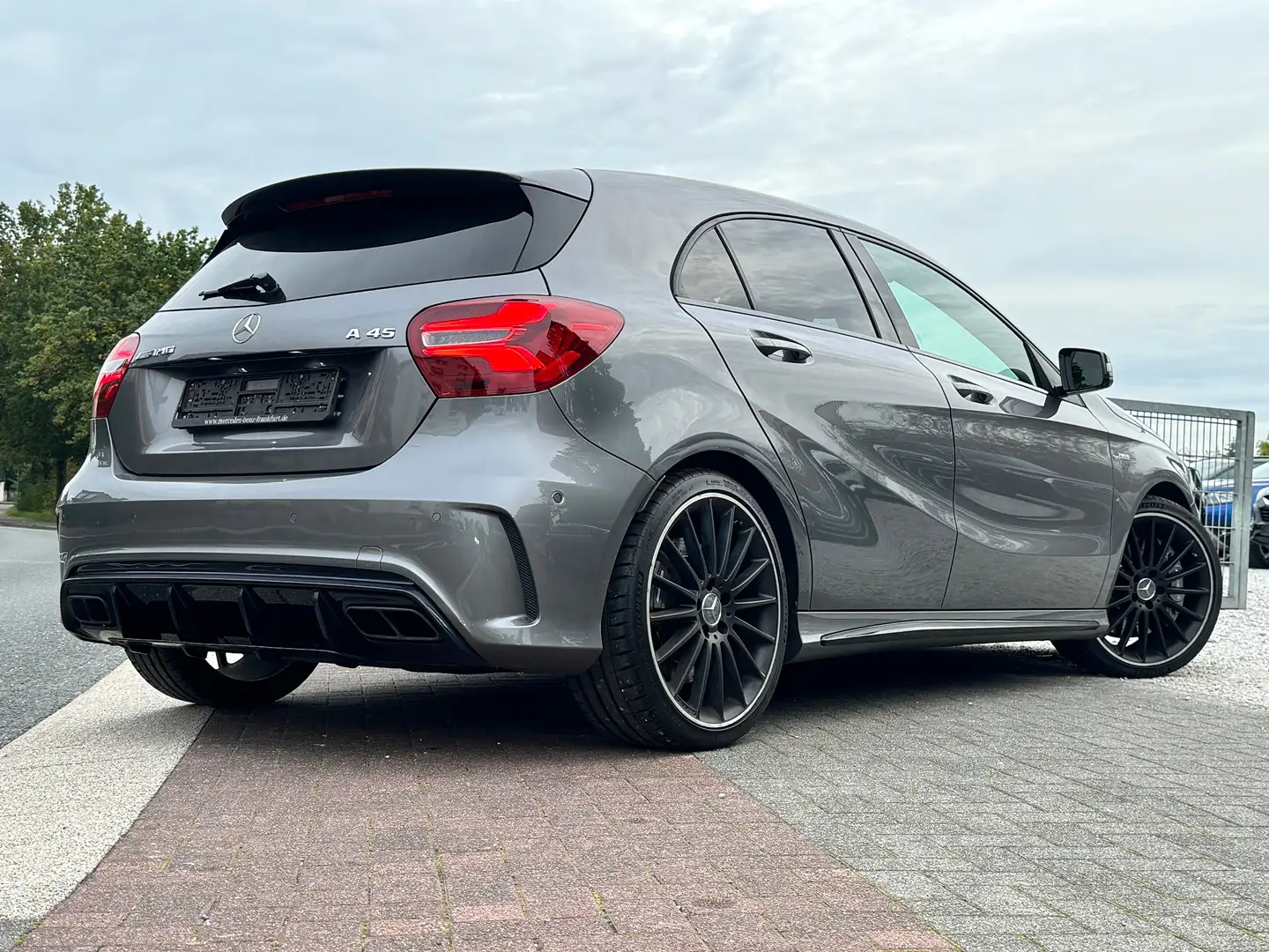 Mercedes-Benz A 45 AMG A 45 AMG 4Matic Pano Perf.-Abgasnlage Unfallfrei Grau - 2